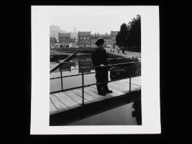 Liliputaner auf einer Brücke in Lannion