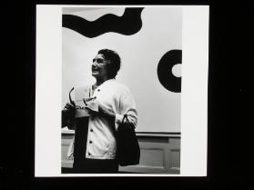 Elsa Giauque in der Signale-Ausstellung Basel, vor al Held
