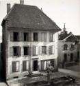 Exkursion 1943 - I ; Gebäude in Grandson  mit Brunnen