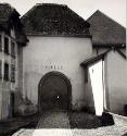 Exkursion 1943 - VI ; Gebäudeansicht; Eingang Schule, Ecole