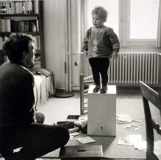 Serge Stauffer mit Kind (Kassette zum 65. Geburtstag von Hans Finsler)