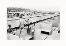 [Spielende Kinder auf der Dachterrasse, Cité radieuse, Marseille]