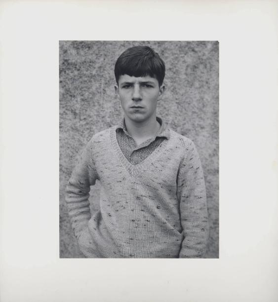 Portrait eines Schülers mit zwei Negativen