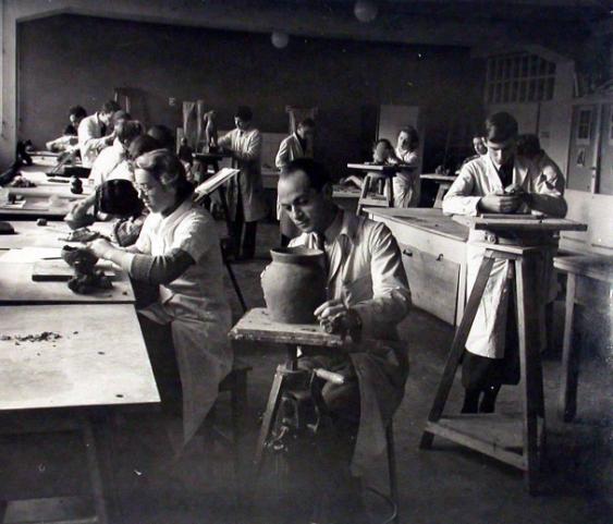 Unterricht im Modelierkeller um 1939
