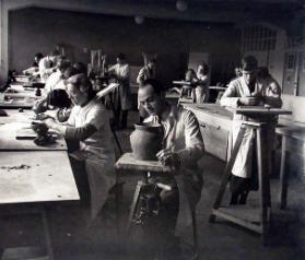 Unterricht im Modelierkeller um 1939