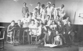 Klasse V mit Walter Roshardt und Heinrich Müller, im Landesmuseum (1930)
