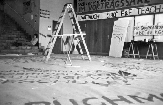 Vollversammlung gegen die Schliessung der Klasse F + F ; Vor dem Vortragssaal