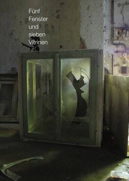 Fünf Fenster und sieben Vitrinen