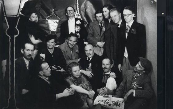 Gruppenporträt der Lehrer am Schulfest "L'Air de Paris" im Kunstgewerbemuseum