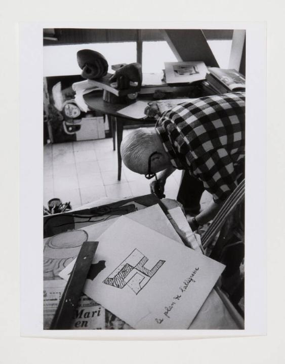 [Le Corbusier in seinem Appartement-Atelier, 24 Rue Nungesser-et-Coli, Paris]