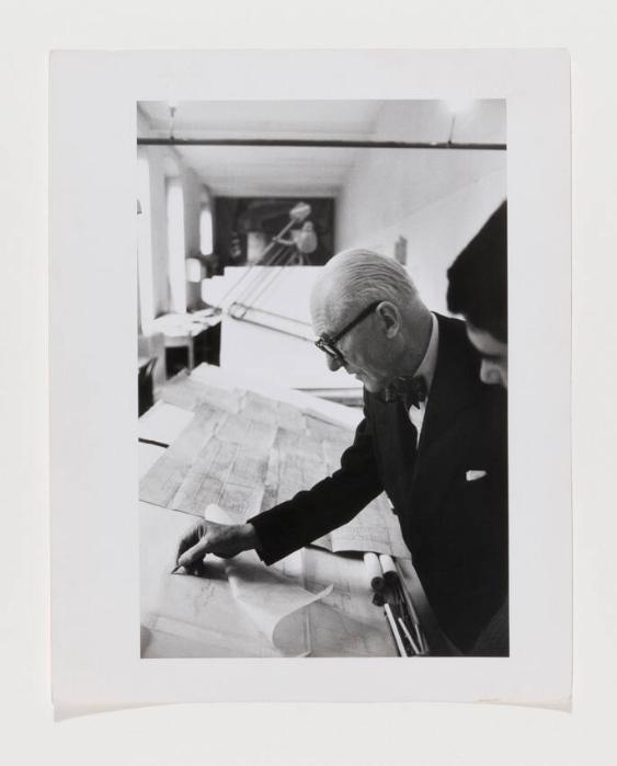 [Le Corbusier in seinem Studio, 35 Rue de Sèvres, Paris]