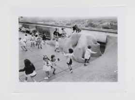 [Spielende Kinder auf der Dachterrasse der Cité radieuse, Marseille]