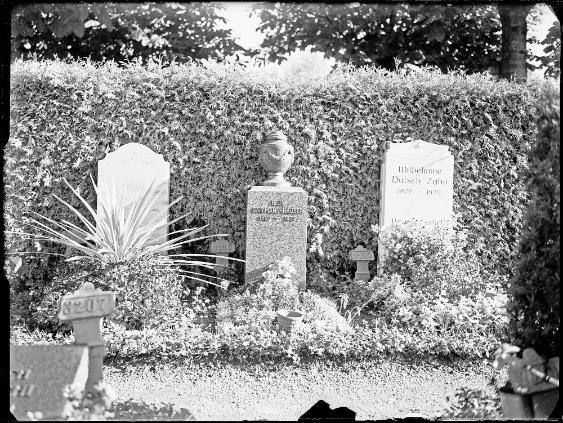 Friedhof und Grabmal

