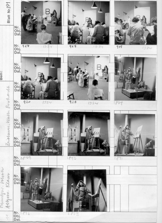 Kunstgewerbeschule, Allgemeine Klasse, Zeichnen mit lebensgrosser Puppe als Modell im Aktsaal , Unterricht  W. Roshardt