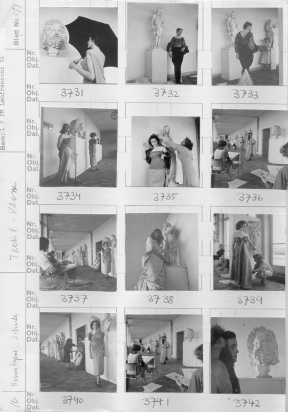 Textilklasse / Modeklasse - Modeschau mit Skulpturen im Flur