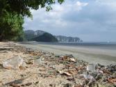 15 Plastikmüll am Strand, Thailand, 2011, Foto: © Kanyarat Kosavisutte/Green Fins Association/M…