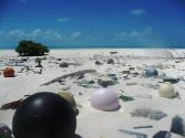 16 Plastikmüll am Strand, Papahanaumokuakea Marine National Monument, 2006, Foto: © Paulo Mauri…