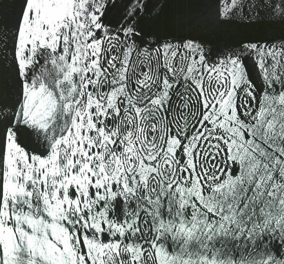 Steinabreibungen und Schwarzweissfotos
