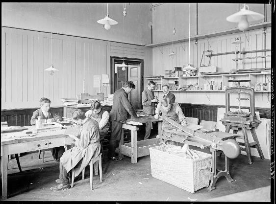 Unterricht im Landesmuseum, Buchbinderei