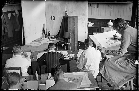 Aufnahmen verschiedener Klassen der Kunstgewerblichen Abteilung im alten Museum