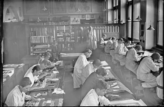 Aufnahmen verschiedener Klassen der Kunstgewerblichen Abteilung im alten Museum