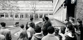 Die neuen Schüler beim ersten Rundgang durch die Schulanlage, 1958