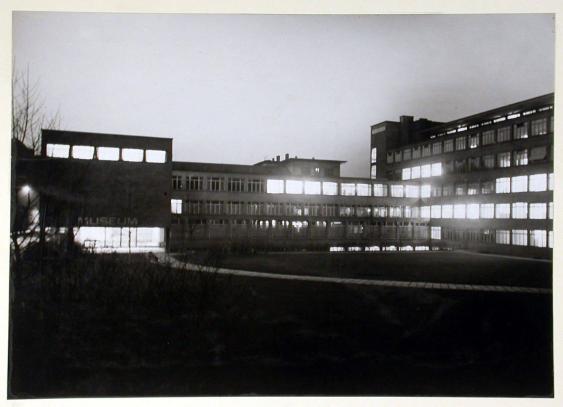 Nachtaufnahme Kunstgewerbeschule und -museum