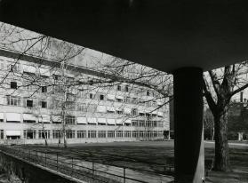 Kunstgewerbeschule, Schultrakt vom überdachten Haupteingang her gesehebn