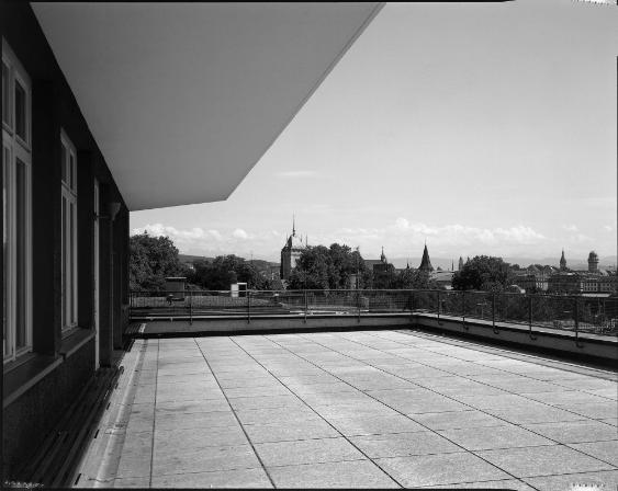 Hochschule für Gestaltung und Kunst, Südlicher Abschluss der Dachterrasse im 5. Obergeschoss mit Blick gegen das Landesmuseum
