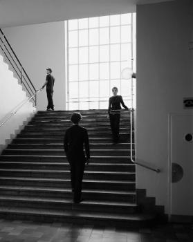 Hochschule für Gestaltung und Kunst, Saaltrakt, Treppenhaus Foyer 1. Stock, mit Personen
