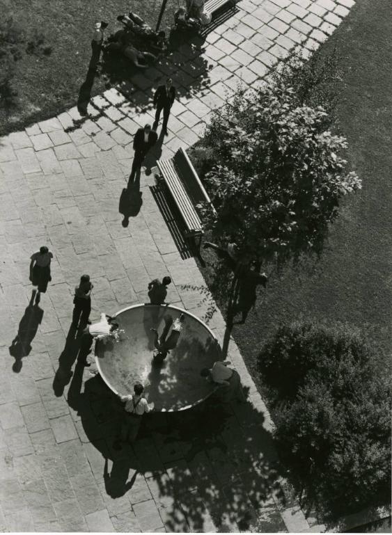 Kunstgewerbeschule, Brunnen beim Eingang B