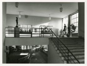 Kunstgewerbeschule und -museum ; Museumsfoyer mit Treppenhaus und Foyer 1. Stock