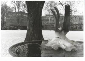 Kunstgewerbeschule, Brunnen mit Schwan (im Eis) beim Eingang B