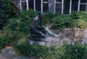 Schule und Museum für Gestaltung ; Skulptur "Die Badende" beim Teich vor dem Haupteingang