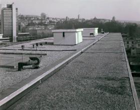 Kunstgewerbeschule ; Dach des Schultrakts und der überbauten Terrasse im 5. Stock