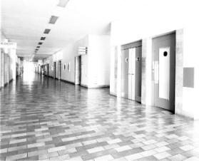 Kunstgewerbeschule, Schultrakt, Flur mit Durchgang zum Verwaltungstrakt im 2. Stock