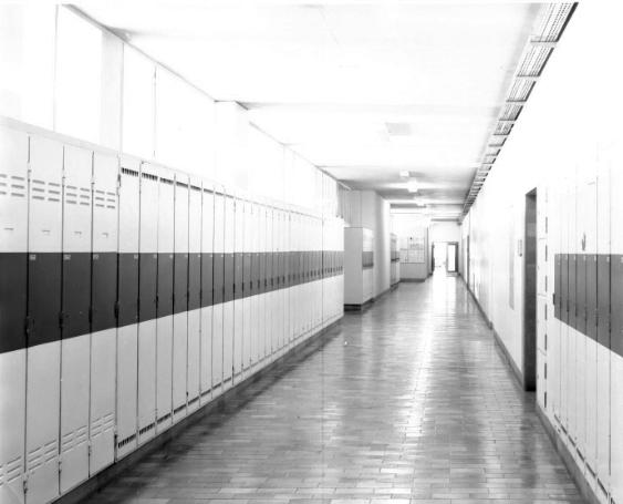 Kunstgewerbeschule, Schultrakt, Flur mit Schränken
