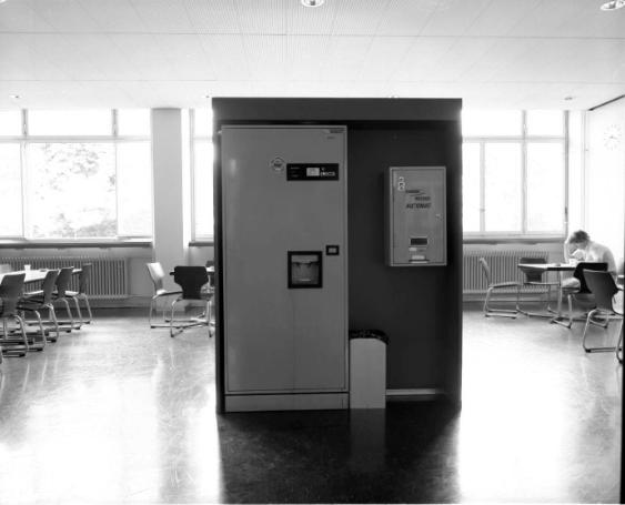Kunstgewerbeschule, Schultrakt, Mensa mit Gebränkeautomat