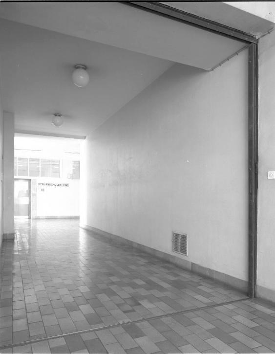 Kunstgewerbeschule, Durchgang vom Verwaltungs- zum Schultrakt im 2. Stock