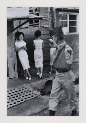 [Amerikanische GIs mit Prostituierten, Tae Song Dong, Südkorea, 1961]