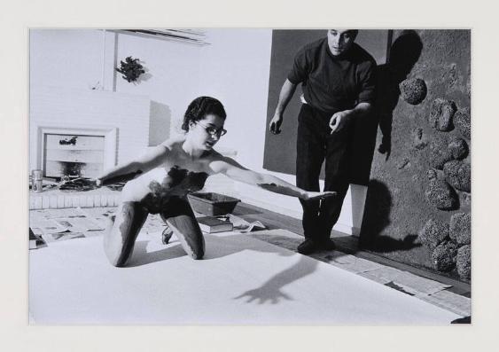 [Yves Klein in seinem Studio, Rue Campagne Première, Paris, Frankreich, 1961]