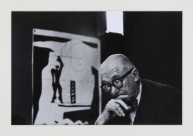 [Le Corbusier in seinem Studio, 35 rue de Sèvres, Paris, 1959]