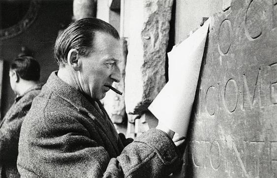 [Walter Käch beim Abrieb einer Capitalis Monumentalis]