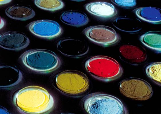 Farben - zwischen schwarz und weiss.	Installationen von Ulrich Bachmann
