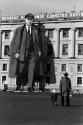 02 Henri Cartier-Bresson, Ein Leninporträt an der Fassade des Winterpalastes anlässlich der Mai…