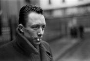 05 Henri Cartier-Bresson, Der französische Autor Albert Camus, Paris, 1944, © Henri Cartier-Bre…