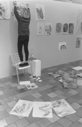 Schülerin des Seminars für Zeichenlehrer beim Einrichten der Ausstellung