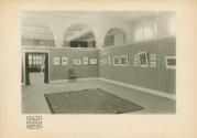 Englische Radierer und Stickereien und Stoffe von William Morris: Ausstellungsansicht.