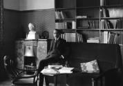 013 ; Henry van de Velde in seinem Arbeitszimmer im Haus Hohe Pappeln in Weimar, 1907/08;
Phot…