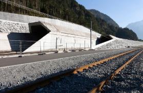 Landschaft: Hase in Gold ; Landschafts- und Portalbauwerke Gotthard- und Ceneri-Basistunnel / P…